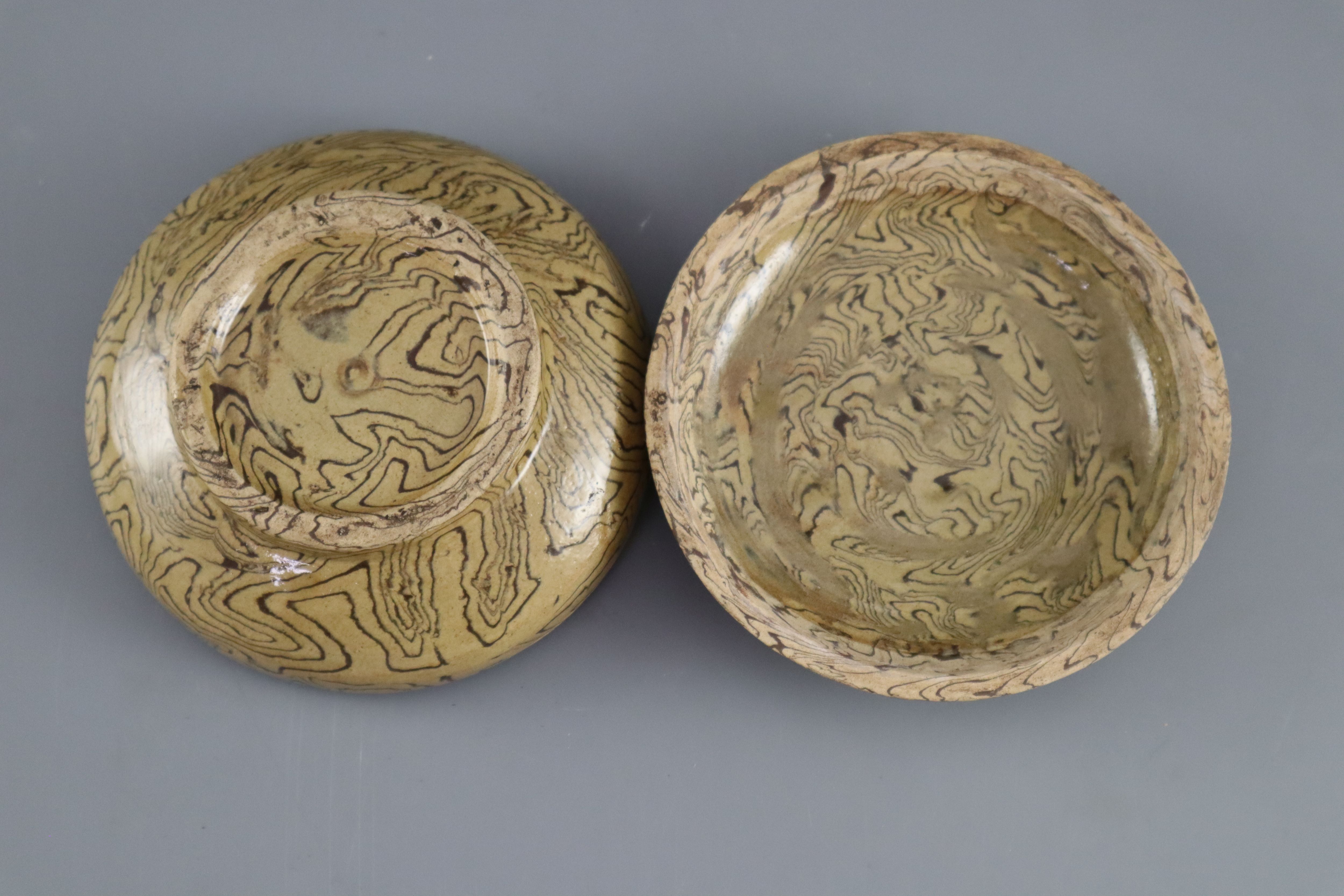 A Chinese marbled straw glazed box and cover, Tang dynasty or later, 11cm diameter
